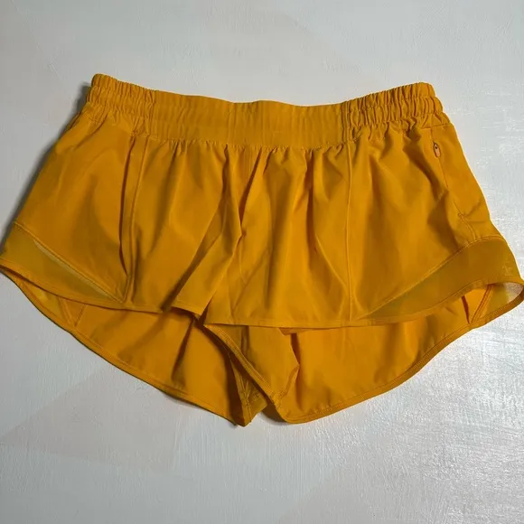✨ 🍋RARE Color Lululemon Hotty Hot Low-Rise Lined Short 2.5&quot; Clementine size 10