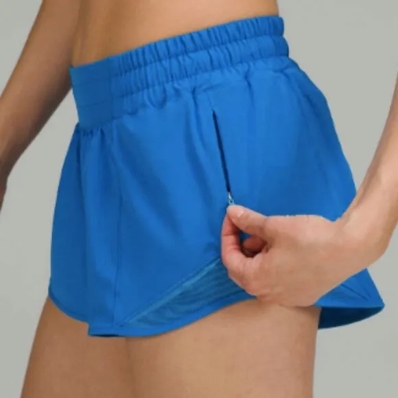 (6364) Lululemon Hotty Hot Low-Rise Short 2.5&quot; in Sz 12 (POOLSIDE) HOT