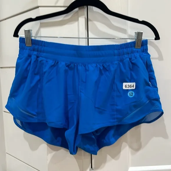 (6364) Lululemon Hotty Hot Low-Rise Short 2.5&quot; in Sz 12 (POOLSIDE) HOT