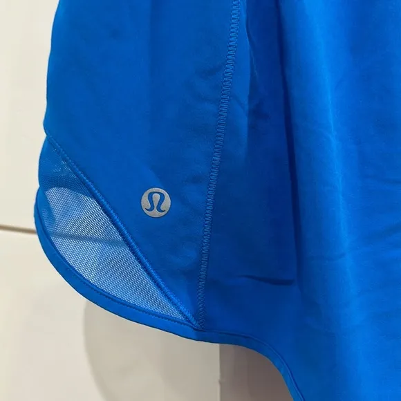 (6364) Lululemon Hotty Hot Low-Rise Short 2.5&quot; in Sz 12 (POOLSIDE) HOT
