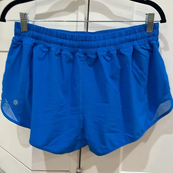 (6364) Lululemon Hotty Hot Low-Rise Short 2.5&quot; in Sz 12 (POOLSIDE) HOT