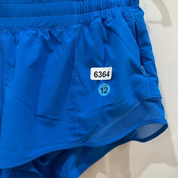 (6364) Lululemon Hotty Hot Low-Rise Short 2.5&quot; in Sz 12 (POOLSIDE) HOT