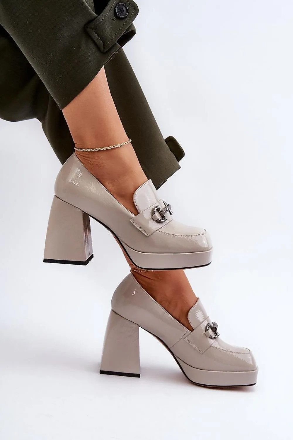 Heeled low shoes