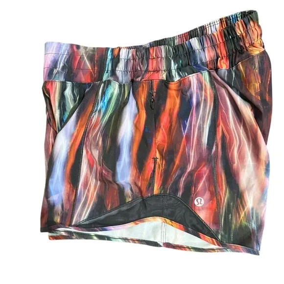 Lululemon Black Multi Hotty Hot Short ll Tall 4” Chroma Fusion Multi/Black