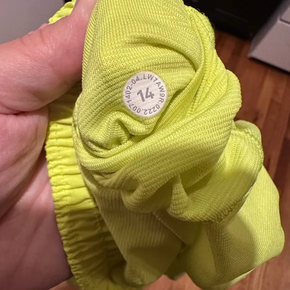 💛LULULEMON 💛 Hotty Hot Low-Rise Lined Short 2.5&quot;Electric Lemon EUC