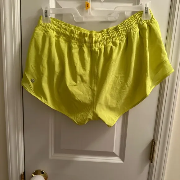 💛LULULEMON 💛 Hotty Hot Low-Rise Lined Short 2.5&quot;Electric Lemon EUC