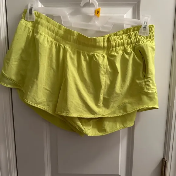 💛LULULEMON 💛 Hotty Hot Low-Rise Lined Short 2.5&quot;Electric Lemon EUC