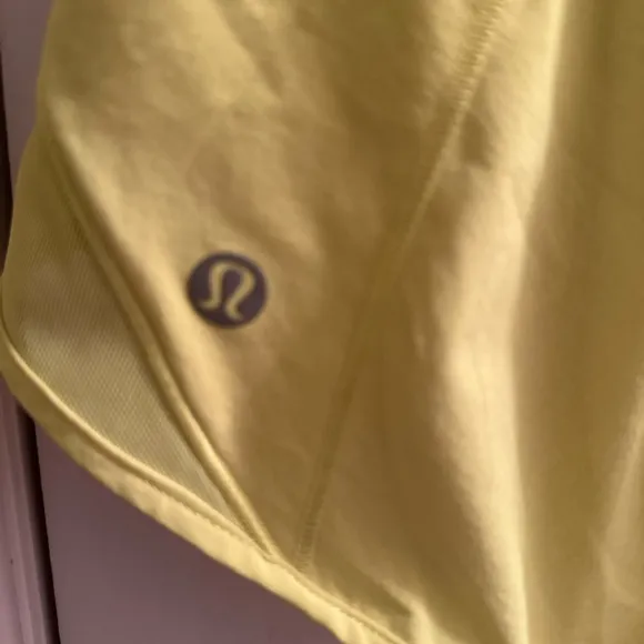 💛LULULEMON 💛 Hotty Hot Low-Rise Lined Short 2.5&quot;Electric Lemon EUC