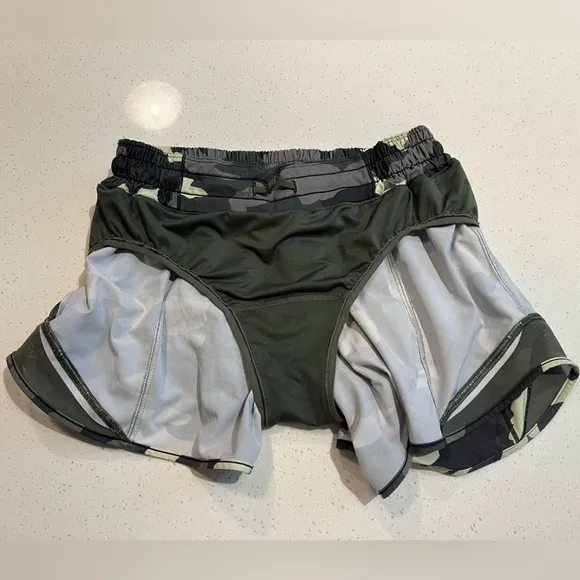 Lululemon Hotty Hot Low Rise Short 4&quot; Heritage 365 Camo Crispin Green Multi Sz 6