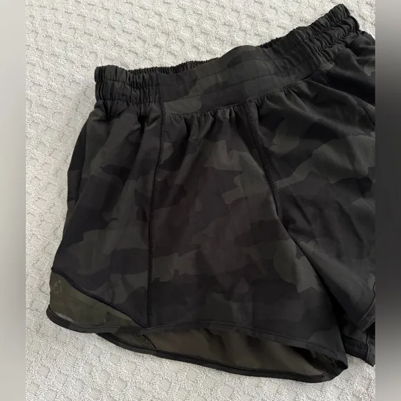 Lululemon Hotty Hot Low Rise Short 4&quot; Heritage 365 Camo Dark Olive Multi 4 Tall