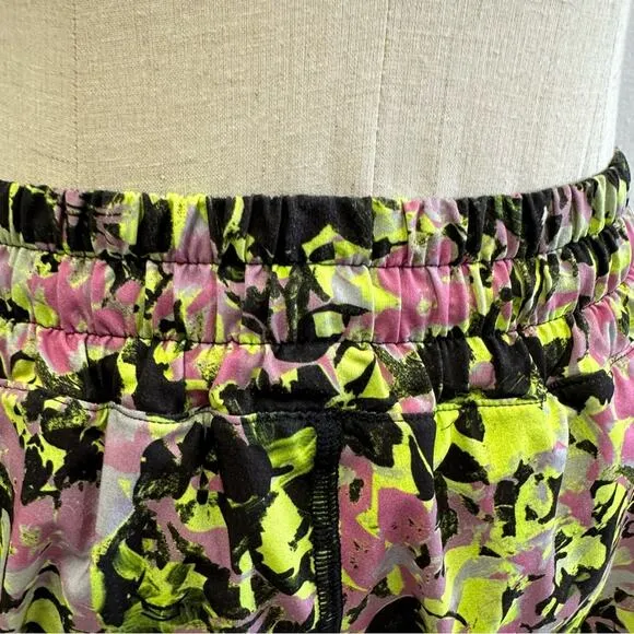 Lululemon Hotty Hot Low Rise Short Inflected Highlight Yellow Multi/Black Size 6