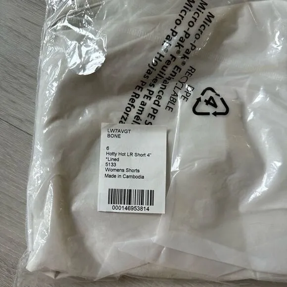 Lululemon Hotty Hot Low-Rise Lined Short 4&quot;Bone Size 6 NWT in packaging