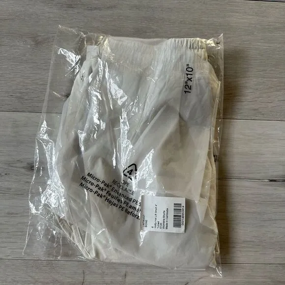 Lululemon Hotty Hot Low-Rise Lined Short 4&quot;Bone Size 6 NWT in packaging