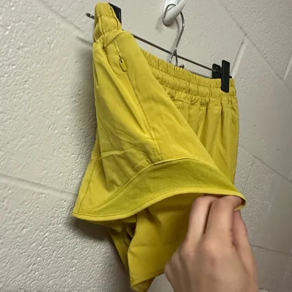Lululemon Hotty Hot Short II *2.5&quot; Soleil Yellow Size 10 Classic Gym Athletic