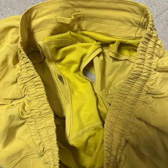 Lululemon Hotty Hot Short II *2.5&quot; Soleil Yellow Size 10 Classic Gym Athletic