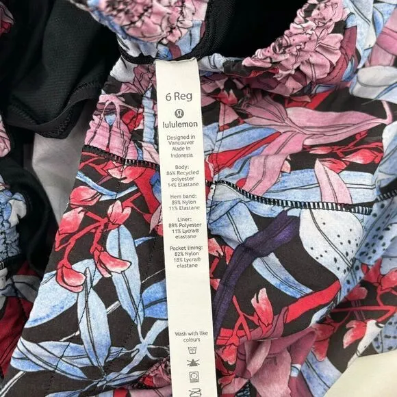Lululemon Hotty Hot Short Low-Rise 2.5&quot;  *Lush Lillies Multi/Black