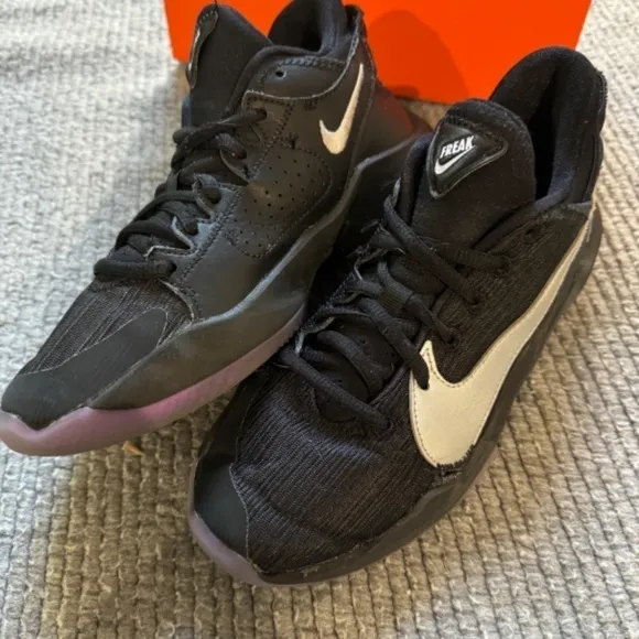 Nike Zoom Freak 2 Youth Size 4Y Black Running Shoes
