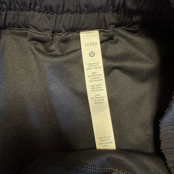 NWOT Lululemon Hotty Hot Short II *2.5&quot; Heritage 365 Camo Deep Coal Multi