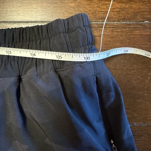 NWOT Lululemon Hotty Hot Short II *2.5&quot; Heritage 365 Camo Deep Coal Multi