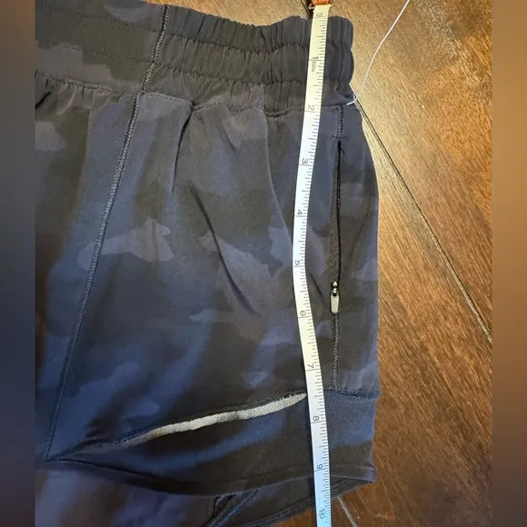 NWOT Lululemon Hotty Hot Short II *2.5&quot; Heritage 365 Camo Deep Coal Multi