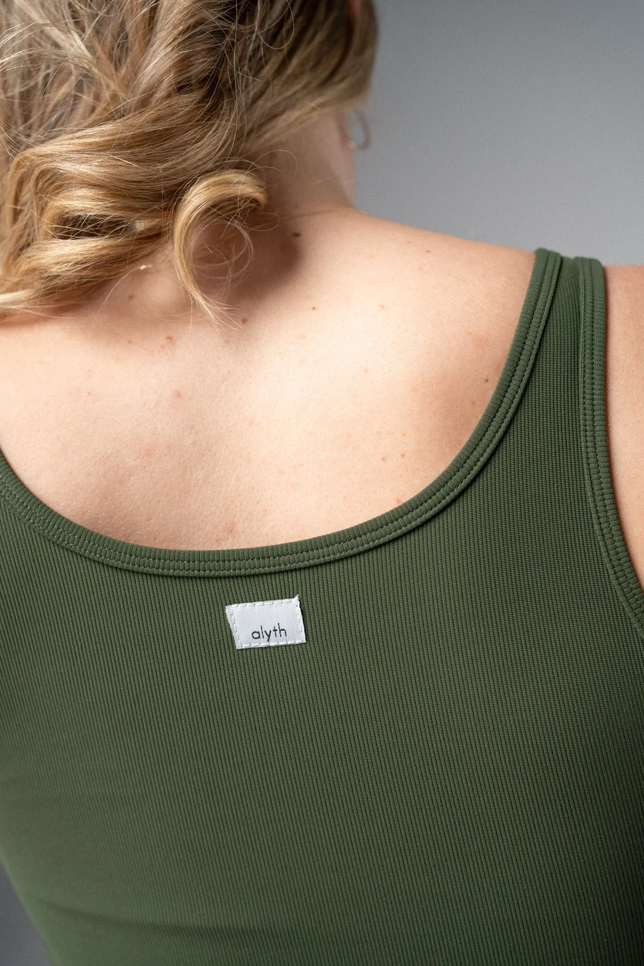 radiant ribbed built-in crop tank